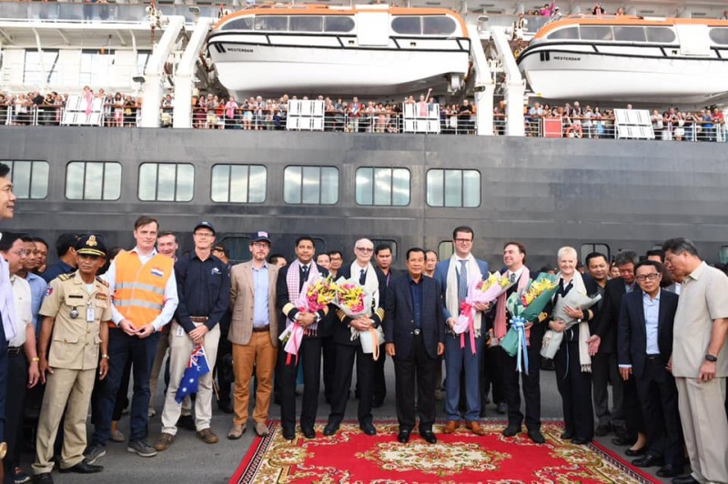 Hun Sen bersama penumpang Kapal Westerdam pada hari Valentine lalu (Vietnam Times).