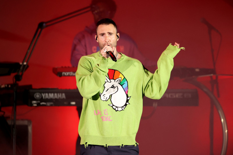 Kibaskan Bahu yang Disentuh Fans, Adam Levine Dihujat