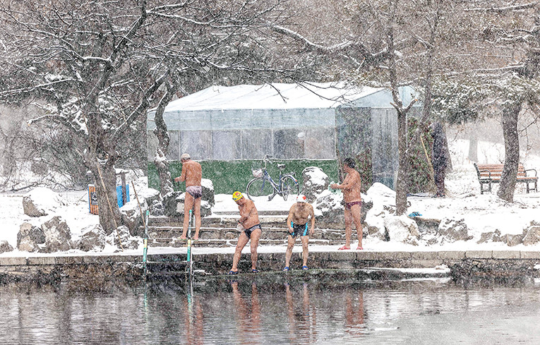 Berenang di Es, Mencari Kehangatan di Kebekuan